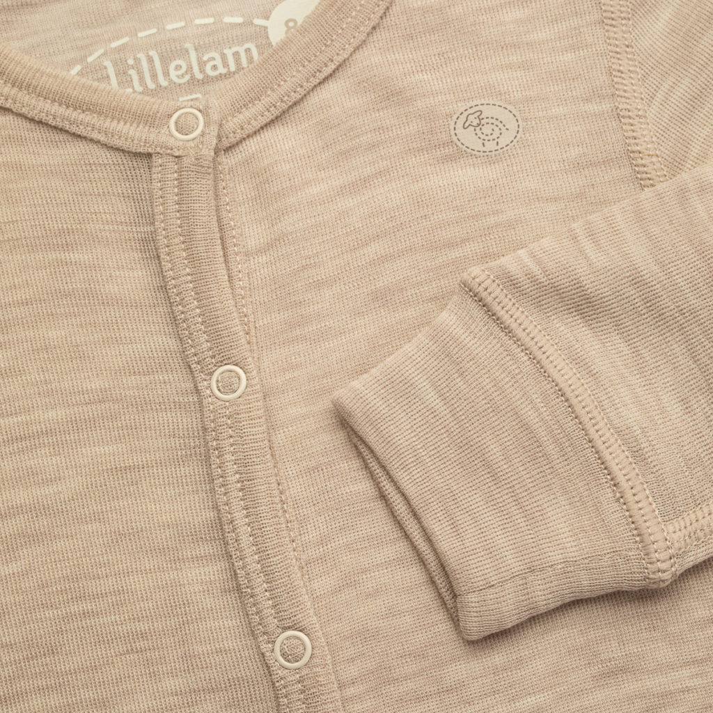 Lillelam_Ullpysj_lys-beige-detalj-1024x1024