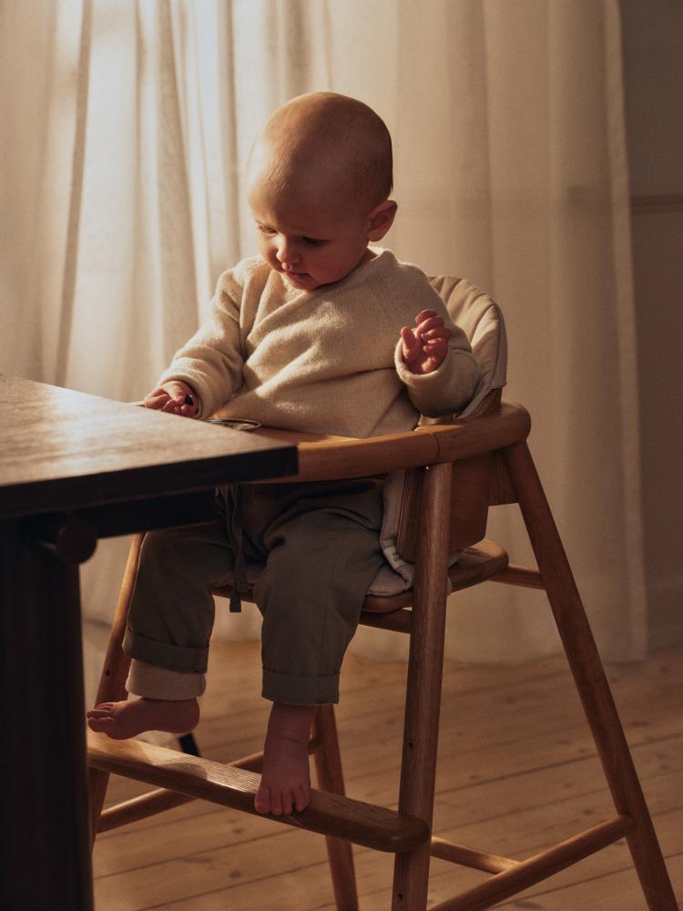 FermLiving_SS26_MuruHighChair_Natural Oak_1104272990_MuruHighChairCushion_Sand_1104273400