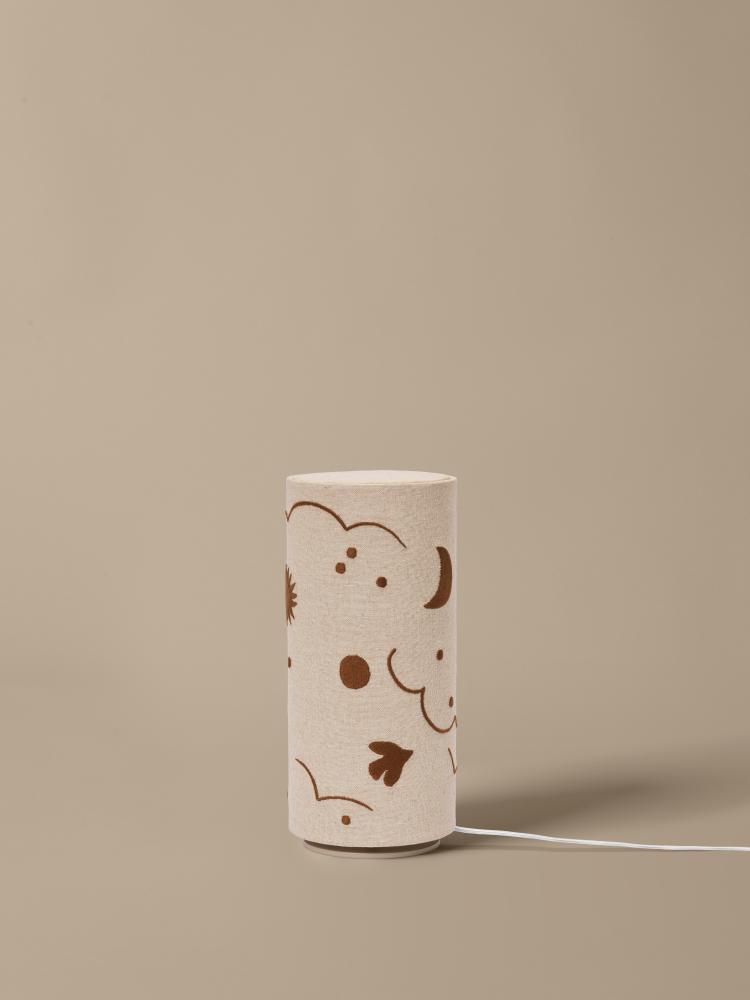 FermLiving_SS26_PackshotsWithBackground_SkyeTableLamp_Natural-Bronze_1104273319