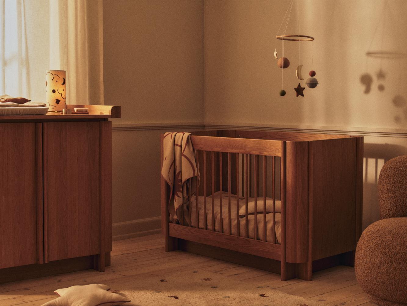 FermLiving_SS26_SkyeMobile_1104273156_TiluBabyCot_1104273074_TiluDresser_1104273075_SkyeTableLamp_1104273319