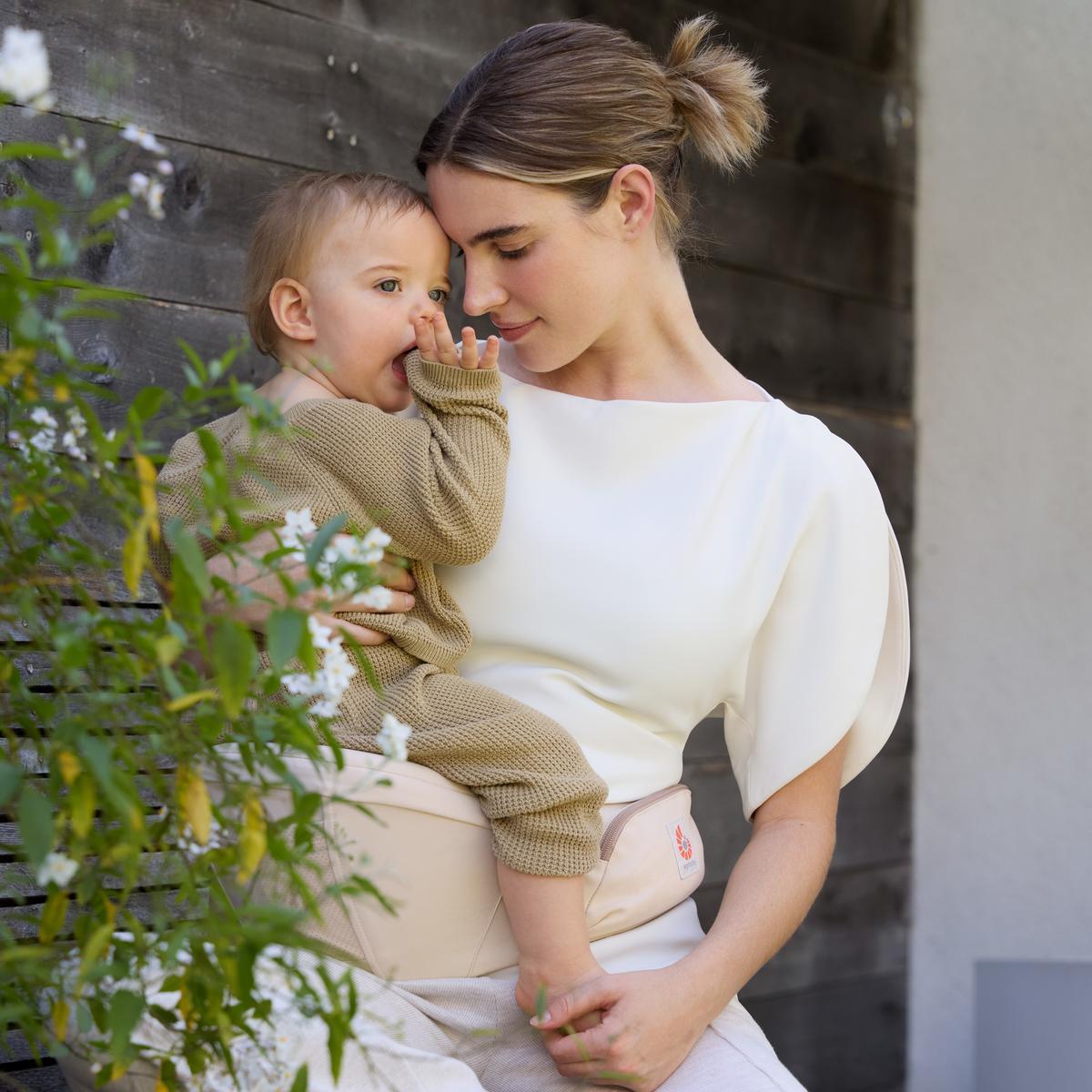 BCHIPNATBGEBX_ergobaby_carrier_lift_natbge_LS02.jpg