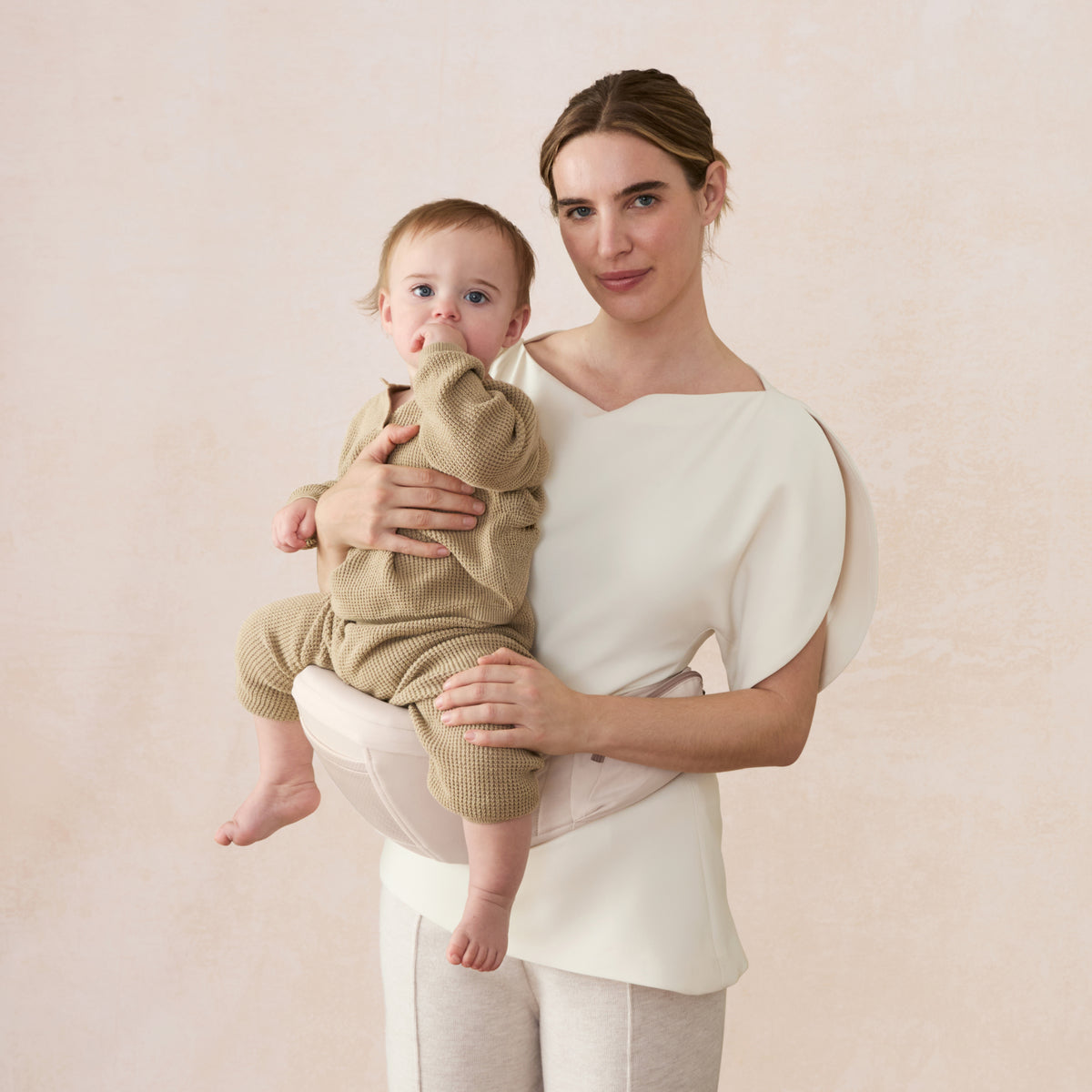 BCHIPNATBGEBX_ergobaby_carrier_lift_natbge_M02_side.jpg