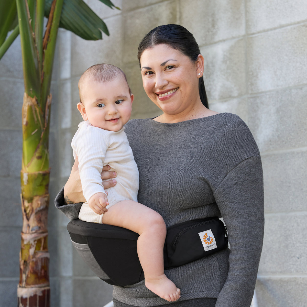 BCHIPONYXBX_ergobaby_carrier_lift_onyx_LS01.jpg