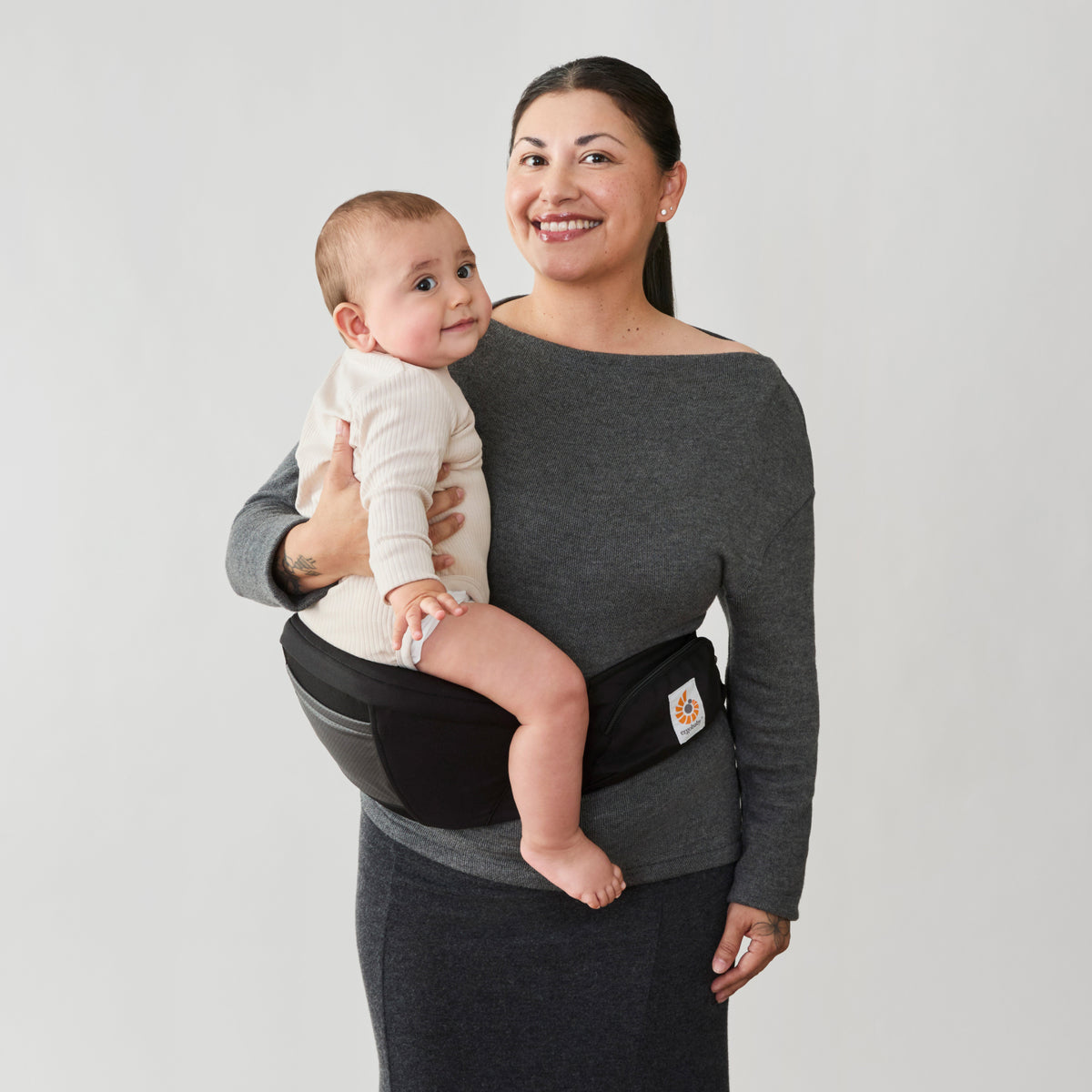BCHIPONYXBX_ergobaby_carrier_lift_onyx_M01_front.jpg