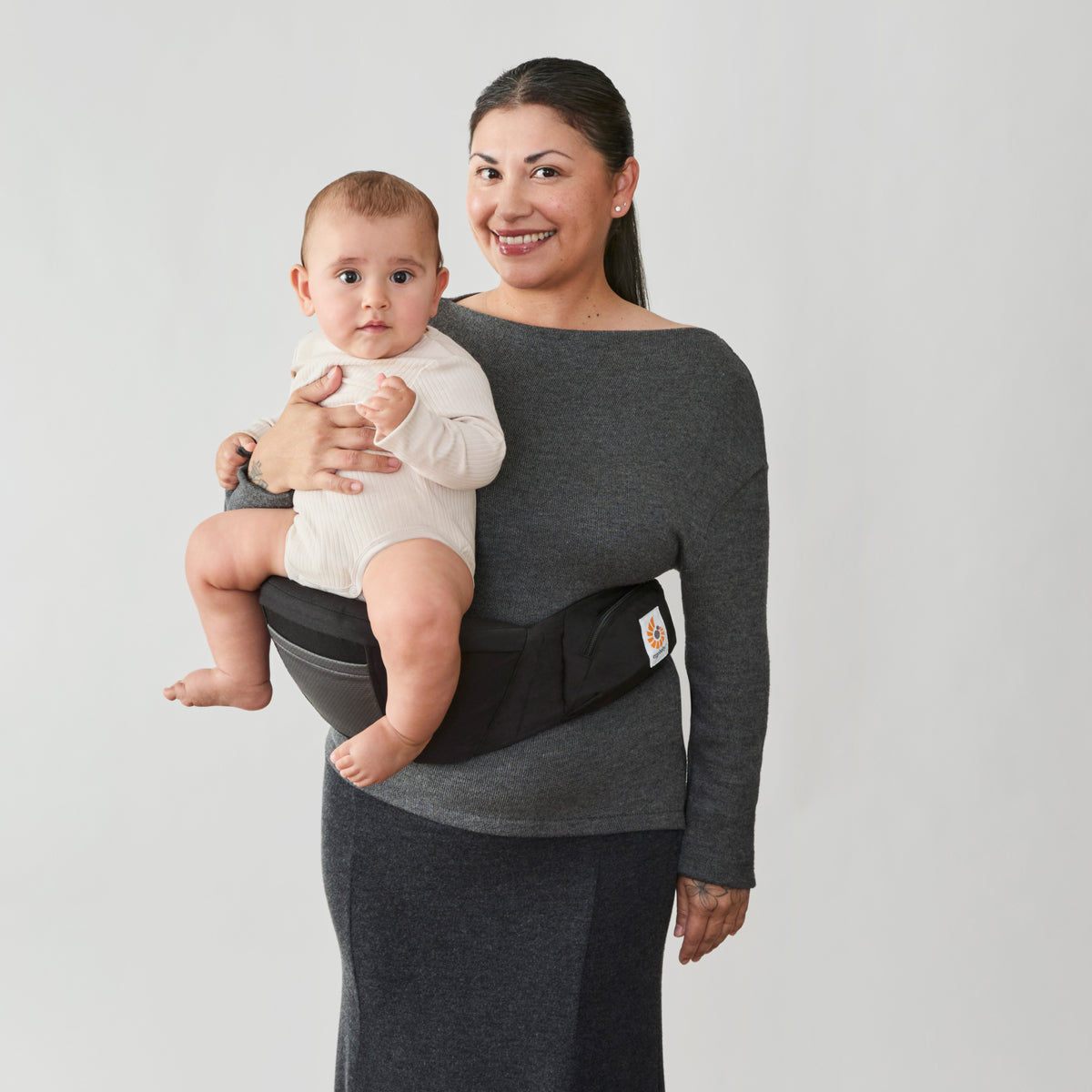 BCHIPONYXBX_ergobaby_carrier_lift_onyx_M02_side.jpg