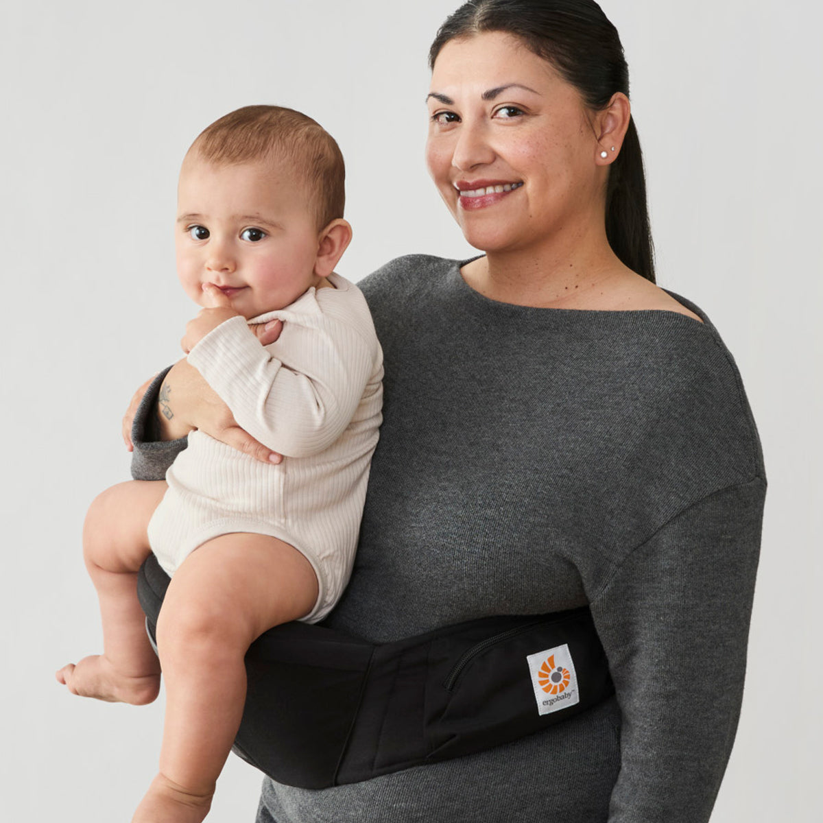 BCHIPONYXBX_ergobaby_carrier_lift_onyx_M03_detail.jpg
