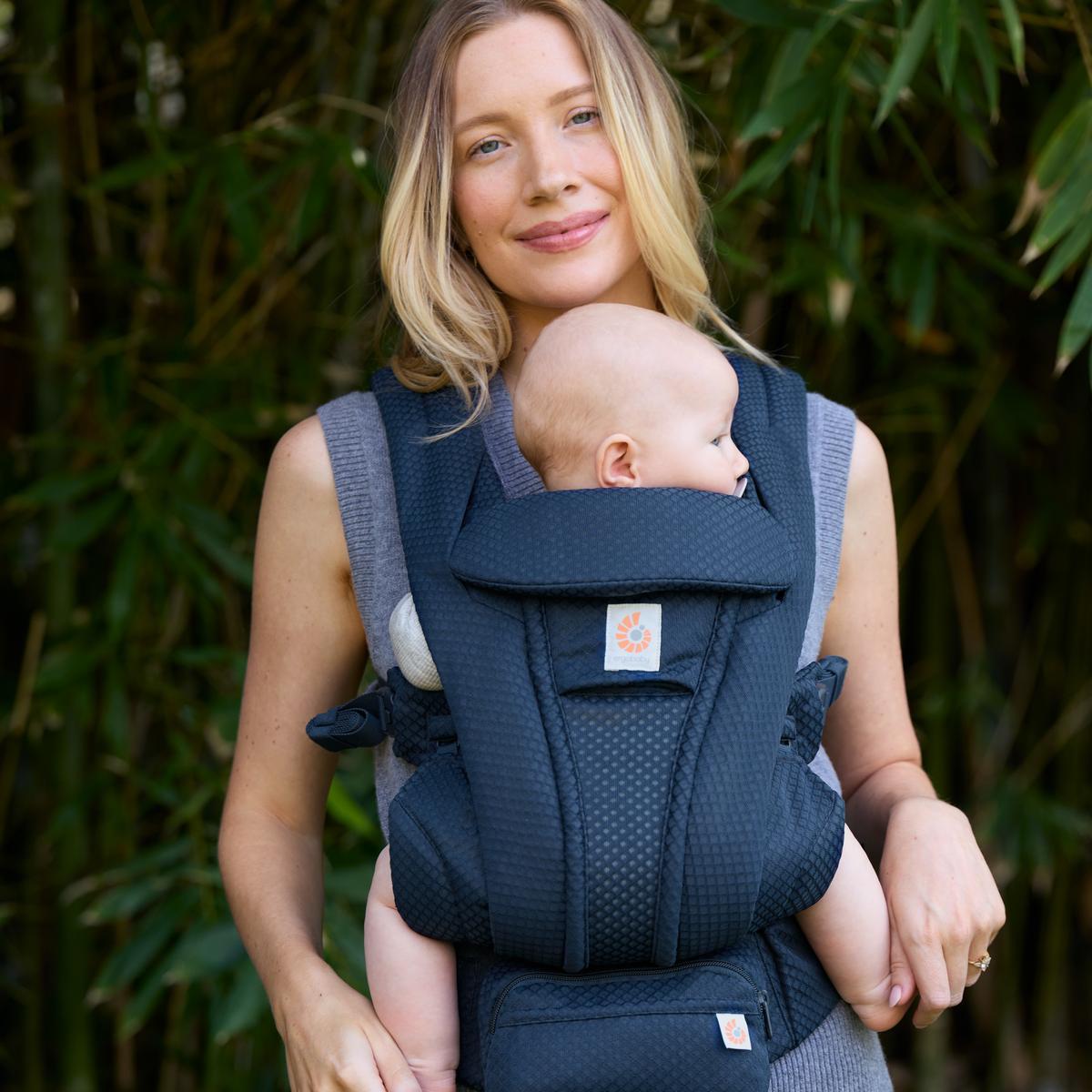 BCODMMIDBLU_ergobaby_carrier_omni_deluxe_mesh_midblu_LS02.jpg