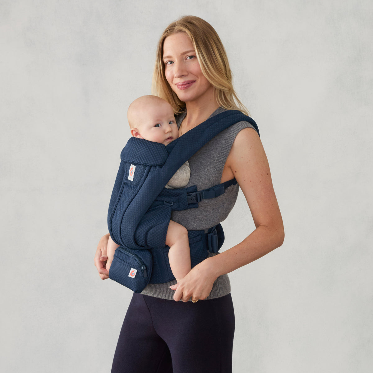 BCODMMIDBLU_ergobaby_carrier_omni_deluxe_mesh_midblu_M02_side.jpg