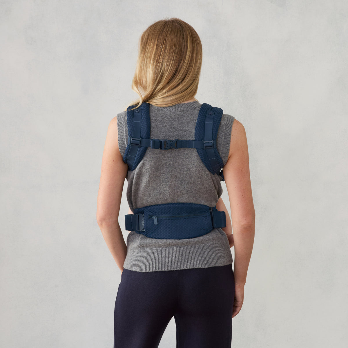 BCODMMIDBLU_ergobaby_carrier_omni_deluxe_mesh_midblu_M03_back.jpg