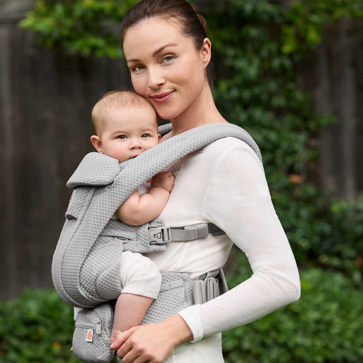 BCODMPRLGRY_ergobaby_carrier_omni_deluxe_mesh_prlgry_LS02.jpg