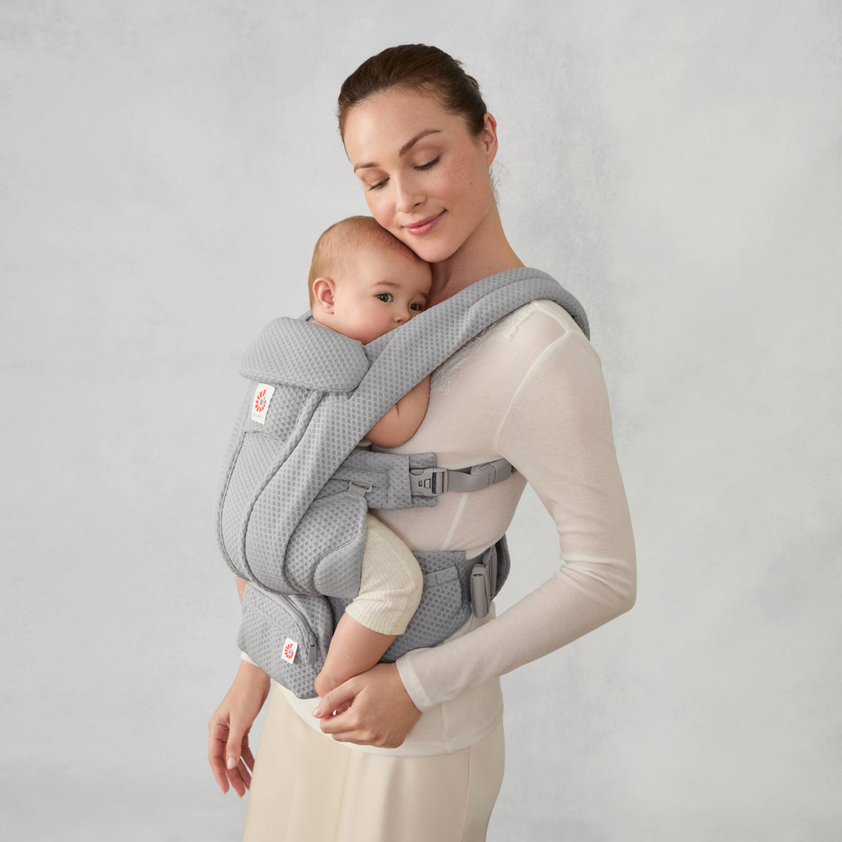 BCODMPRLGRY_ergobaby_carrier_omni_deluxe_mesh_prlgry_M02_side.jpg